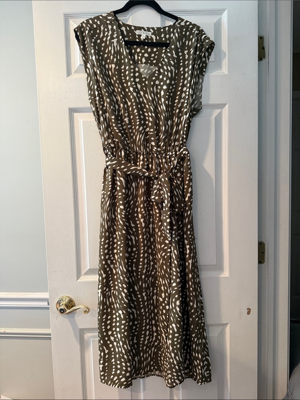 Nine Britton Olive Printed V-Neck Midi Dress. Size large